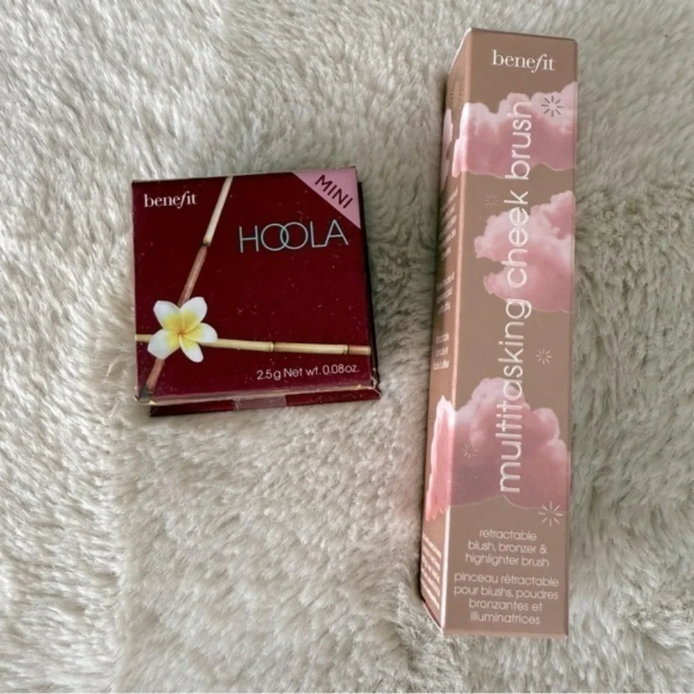 NWT Hoola mini bronzer and Benefit mini retractable brush